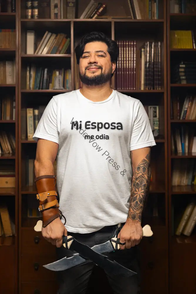 Funny Spanish T-Shirt - ’Mi Esposa Me Odia’ - Great Gift for Spouses Humor Tee Birthday Anniversary Casual Wear White